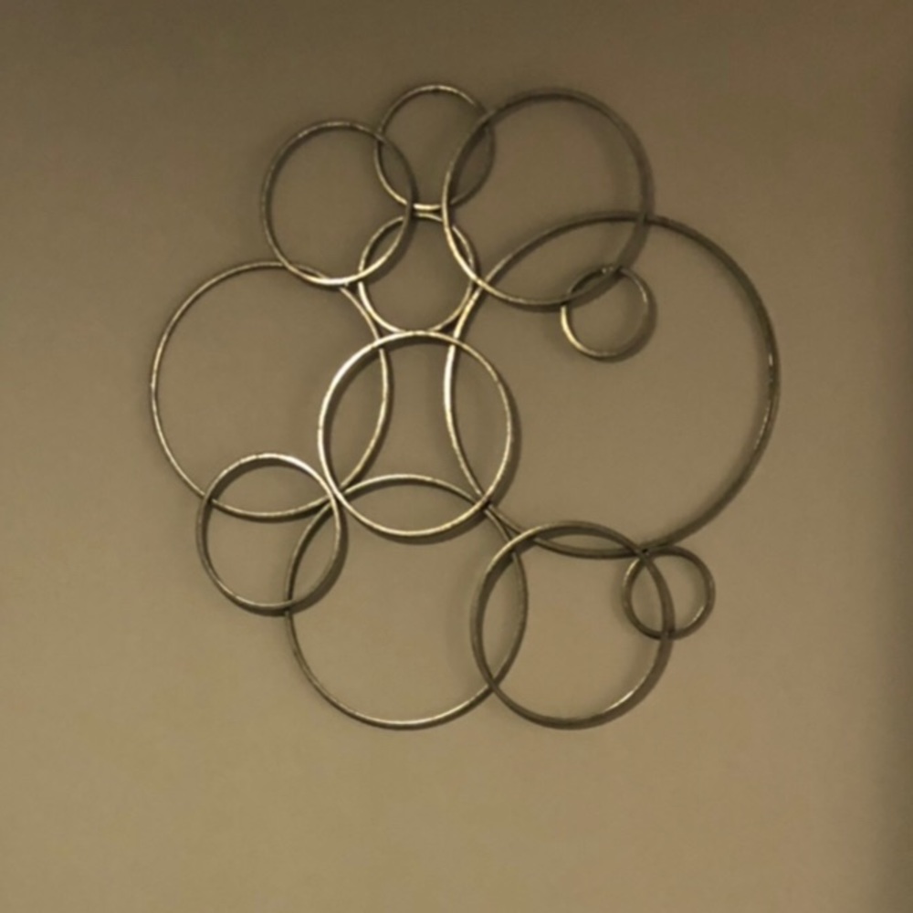 Interlocking iron metal circle art - silver